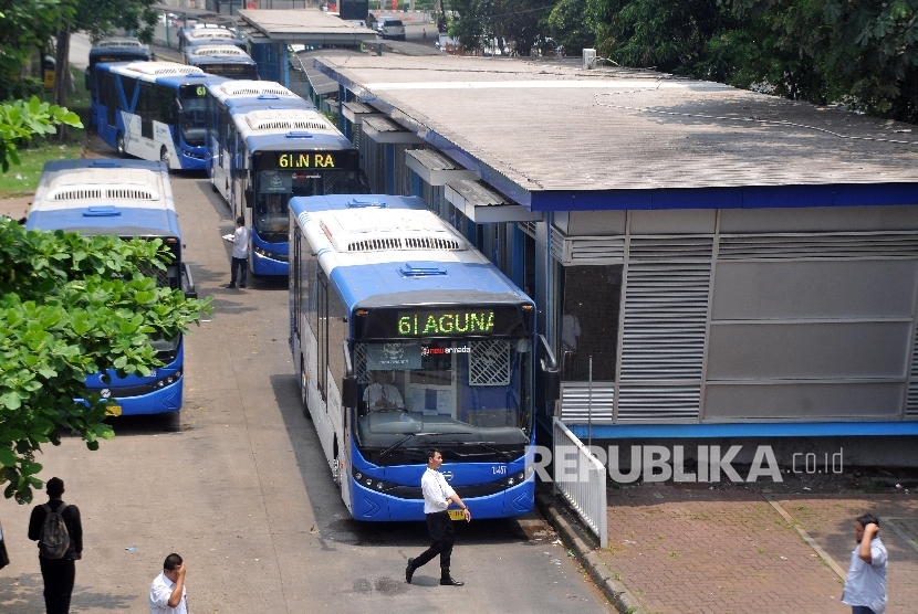 Sejumlah bus TransJakarta mengantre di halte. PT TransJakarta saat ini sedang membuka lowongan kerja untuk beberapa posisi (foto: republika.co.id).