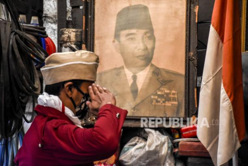 Presiden pertama Indonesia Sukarno. Sukarno Murka Berita Kelaparan, Terbitkan Buku Masak Mustika Rasa. Foto: Republika/Abdan Syakura