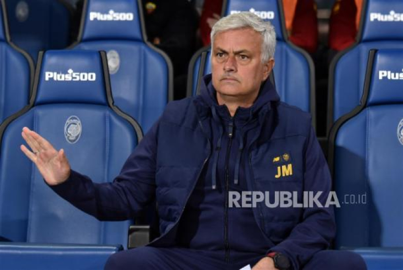 Pelatih Roma Jose Mourinho selama pertandingan sepak bola Serie A Italia antara Atalanta BC dan AS Roma di Stadion Gewiss di Bergamo, Italia, 24 April 2023. Foto: EPA-EFE/MICHELE MARAVIGLIA