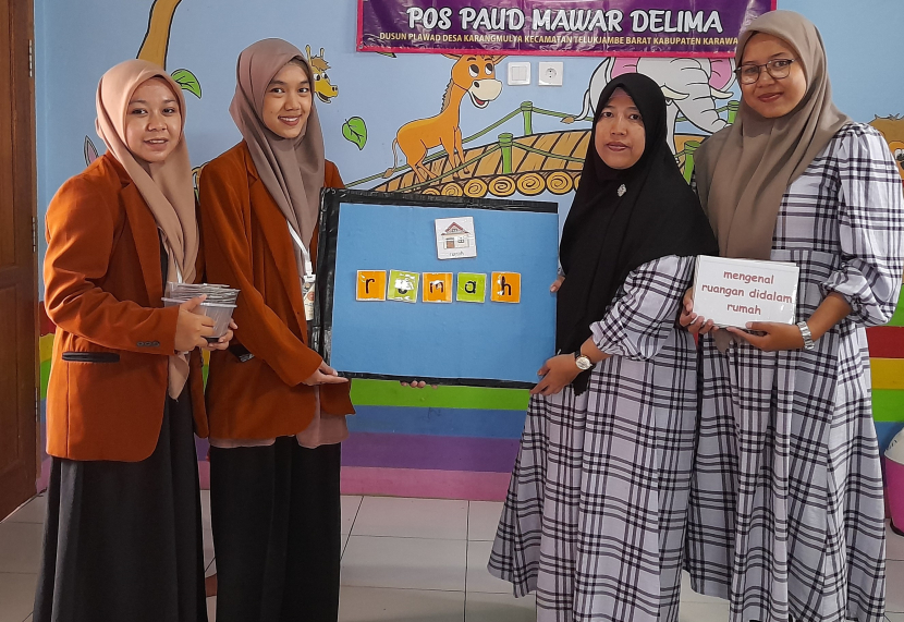 Foto kegiatan pada saat pemberian media flash card untuk Paud Mawar Delima (dok.pribadi)