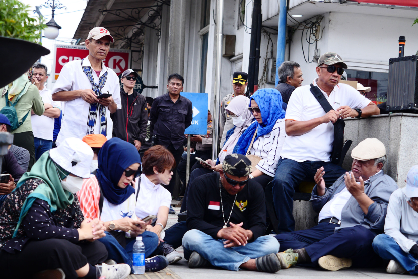 Eks Karyawan PR kembali berunjuk rasa di depan halaman kantor redasi Pikiran Rakyat di Jalan Asia Afrika, Kota Bandung, Jawa Barat, Kamis (2/5/2024).