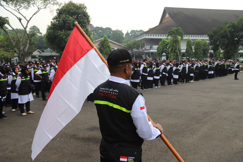 Pelepasan 489 Petugas Penyelenggara Ibadah Haji (PPIH) Arab Saudi di Asrama Haji Pondok Gede, Jakarta, Sabtu (20/5/2023). Siap Sambut Jamaah, 489 Petugas Haji Berangkat Hari Ini. Foto: Kemenag