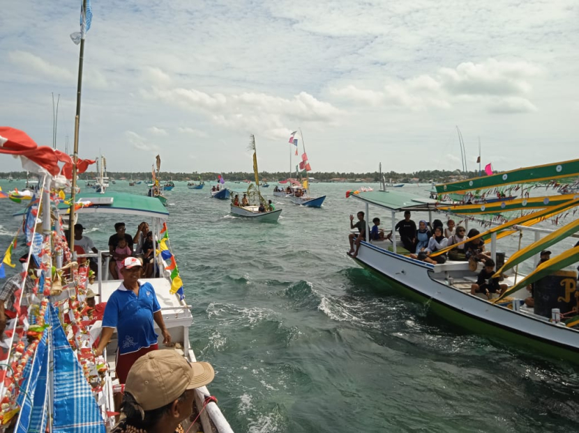 Nelayan Masalembu melaksanakan petik laut, yaitu tradisi yang mereka sebut sebagai tradisi rokat tase. Sebelum memanen hasil laut mereka mengaji terlebih dulu (foto: dokumentasi kiara).