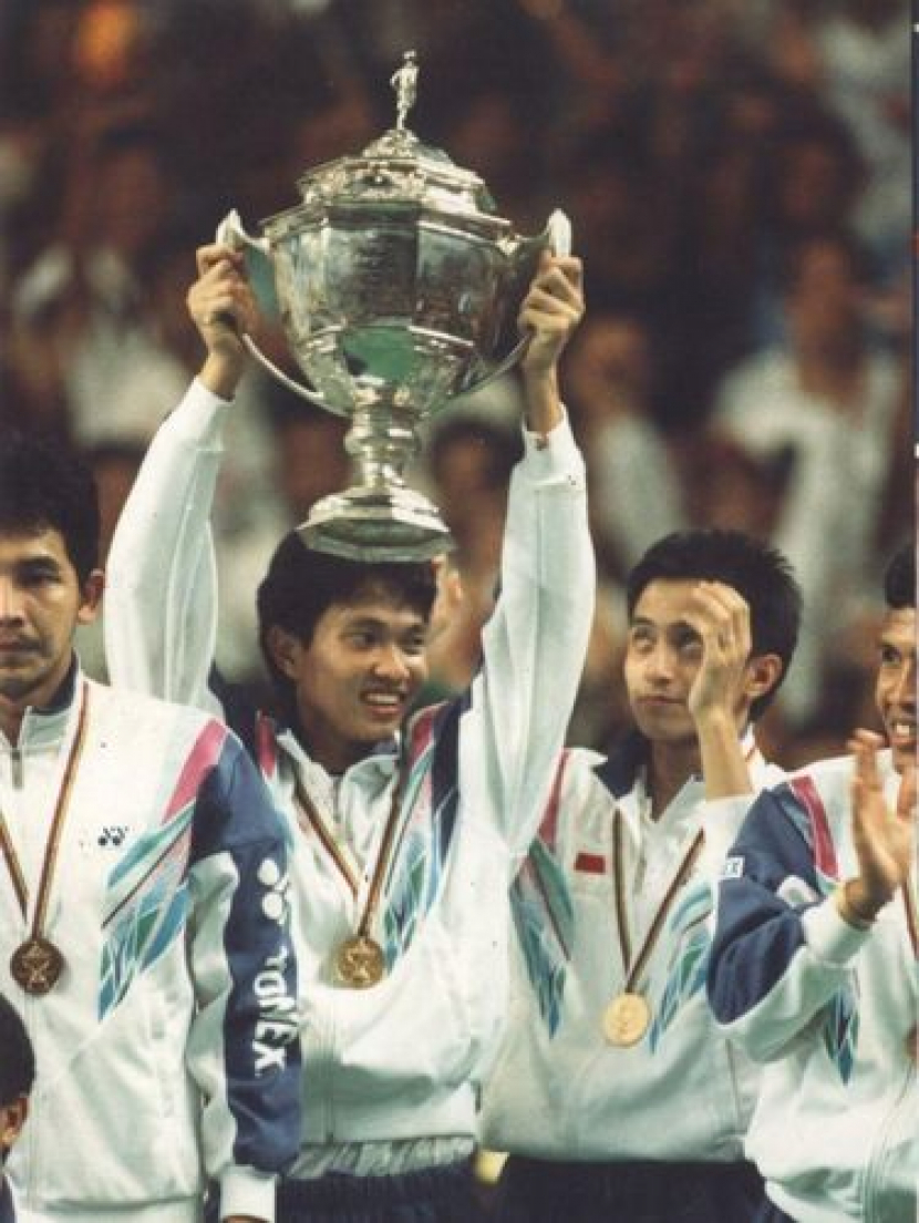 Gunawan, Hariyanto Arbi, Ricky Subagja, Joko Supriyanto (kiri ke kanan) saat memenangi Piala Thomas 1994 di Istora Senayan, Jakarta. (Foto: Dok. Pribadi Hariyanto Arbi via sport.detik.com)