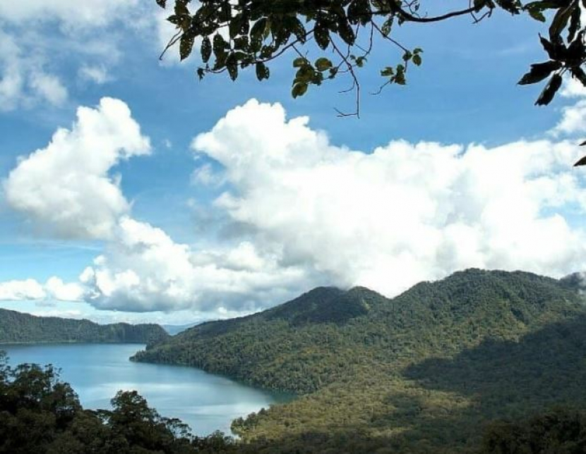 Danau Gunung Tujuh di Taman Nasional Kerinci Seblat/ Foto: @kementerianlhk