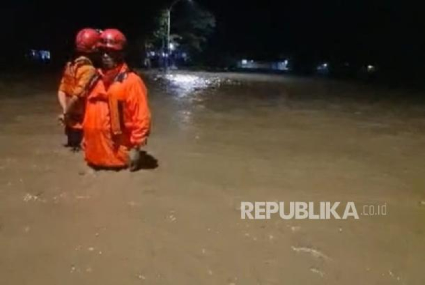 Sejumlah petugas BPBD Kabupaten Kuningan mencoba untuk menjangkau Desa Benda, Kecamatan Luragung, yang terendam banjir, Selasa (5/3/2024) malam. (Dok. Republika)