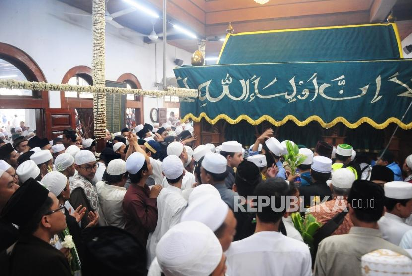 Makam Habib Luar Batang. Menjelang Ramadhan, makam Habib Husein Bin Abubakar Alaydrus, di Luar Batang, Pasar Ikan, Jakarta Utara ramai dikunjungi peziarah. Foto: Republika.