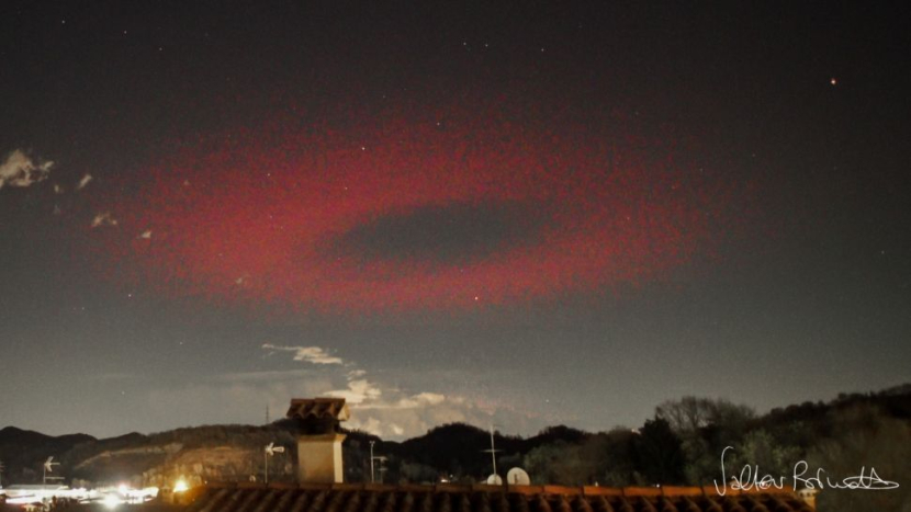 Lingkaran cahaya merah muncul sebentar di langit malam di atas Italia pada 27 Maret. Gambar: Valter Binotto