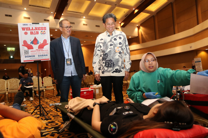 Direktur Utama Bank Mega Kostaman Thayib (kanan) dan Direktur Utama Allo Bank Indra Utoyo (kiri) menyaksikan pelaksanaan donor darah pada acara Wellness Day Bank Mega di Menara Bank Mega, Kamis (25/4/2024). (Foto : Dok Bank Mega)