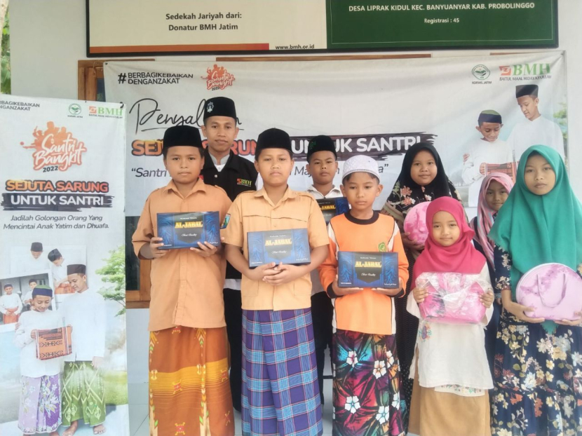 Laznas BMH menyambut Hari Santri Nasional dengan membagikan 1.444 sarung untuk santri yang tesebar di 24 kabupaten/kota di Jawa Timur. (Dok BMH)