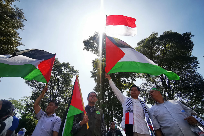 Sivitas akademika Universitas Aisyisyah Bandung memegang bendera Palestina di sela aksi Bela Palestina di depan Gedung Sate Bandung, Selasa (7/5/2024).
