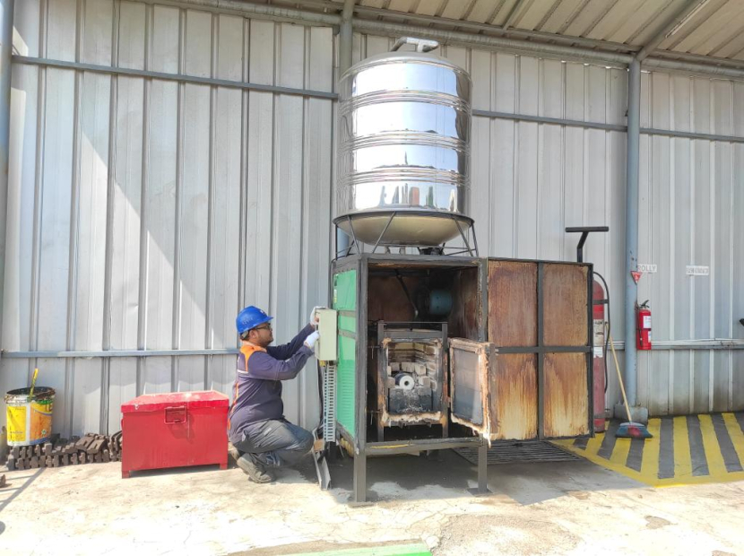 Salah satu inovasi Insan KAI yaitu lemari pengolah limbah menjadi produk bernilai guna (paving block) yang diimplementasikan di Depo Kereta Bandung. (Foto: Humas KAI)