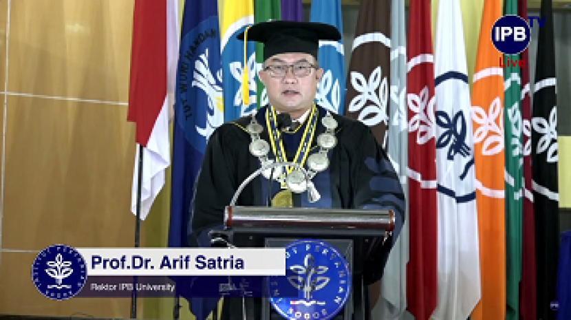 Rektor IPB University Prof Arif Satria membuka sidang terbuka dan mewisuda sebanyak 800  pada Wisuda Tahap III Tahun Akademik 2021/2022, yang digelar secara daring Rabu (16/02/2022). Foto :ipb