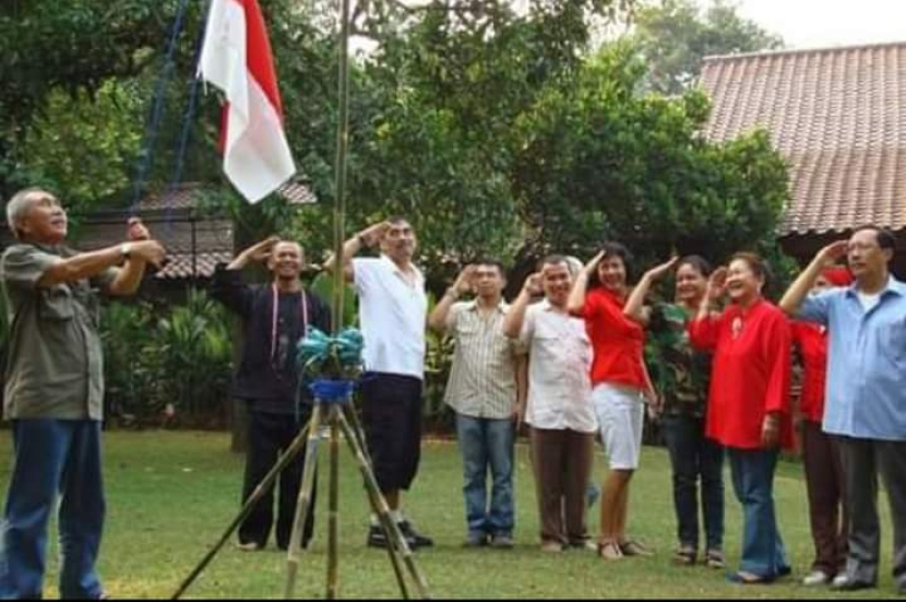 Pada 17Agustus 1945, bendera Merah Putih hasil jahit tangan Fatmawati dikibarkan di tiang bambu. Foto ilustrasi ucapara 17 Agusus di Cireundeu, Ciputat, Tangerang Selatan, menggunakan tiang bambu.