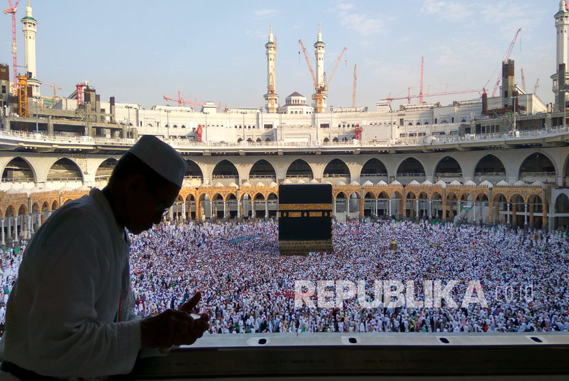 Jamaah haji Indonesia menghabiskan waktu untuk beribadah di Masjidil Haram. Foto: Republika/ Amin Madani