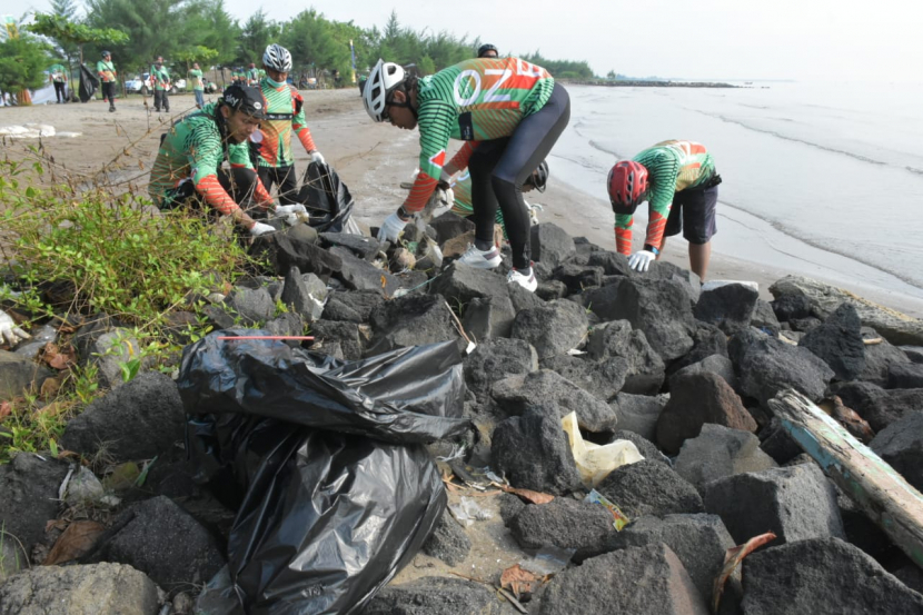 Dalam rangka memperingari Hari Lingkungan Hidup Se-Dunia, PT KPI RU VI Balongan, Kabupaten Indramayu mengelar kegiatan bersih-bersih pantai Balongan. (Istimewa)