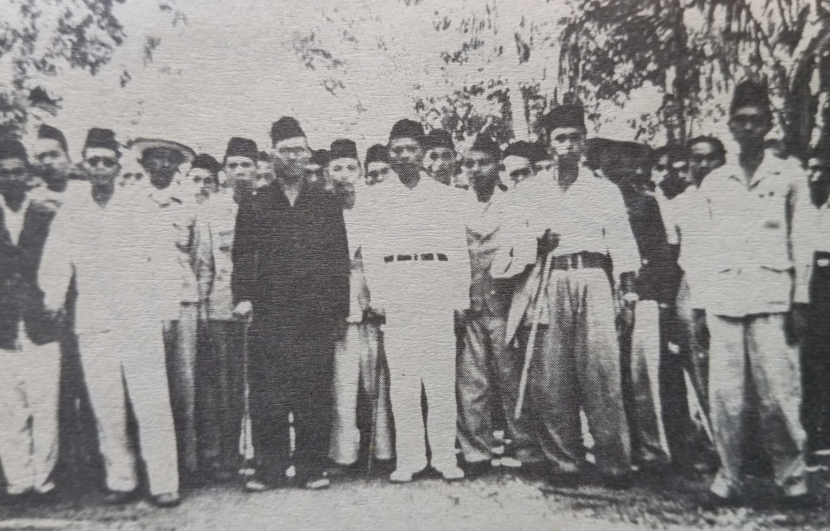 Sjafruddin Prawiranegara (baju lengan panjang hitam) bersama rombongan Pemerintah Darurat Republik Indonesia (PDRI). Sumber: Ajip Rosjidi, 1986.