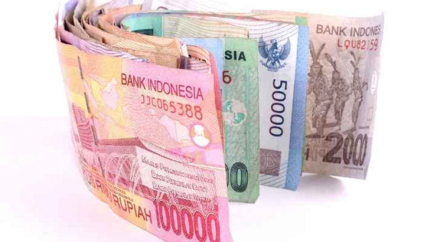 Idr в рублях. Валюта Индонезии. Балийская валюта в рублях. Валюта в Индонезии курс к рублю. Тайские деньги в руке.