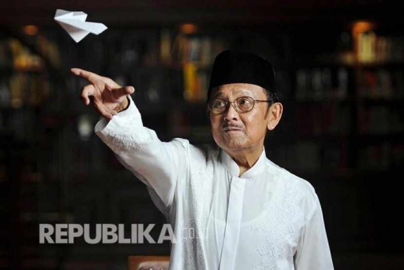 BJ Habibie dalam sebuah foto dengan ikon pesawat terbang karya Fotografer Republika. Foto ini sangat terkenal dan tersebar luas.