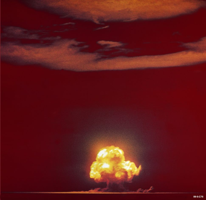 Foto yang diambil Jack Aeby ini adalah satu-satunya foto berwarna ledakan uji coba nuklir Trinity yang diketahui dengan baik. Foto: Jack Aeby/Los Alamos National Laboratory