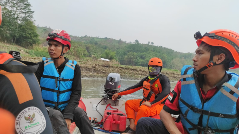 Tim SAR menyusuri Sungai Citarum untuk menemukan remaja yang tenggelam