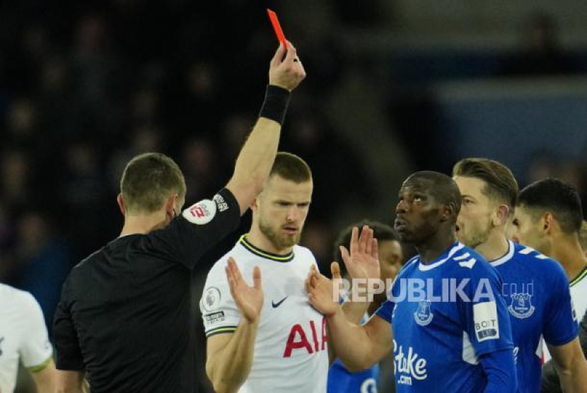 Pemain Everton Abdoulaye Doucoure (ketiga kanan) mendapat kartu merah pada pertandingan sepak bola Liga Premier Inggris antara Everton dan Tottenham Hotspur di stadion Goodison Park di Liverpool, Inggris, Selasa (4/4/2023) dini hari WIB. Foto: AP Photo/Jon Super