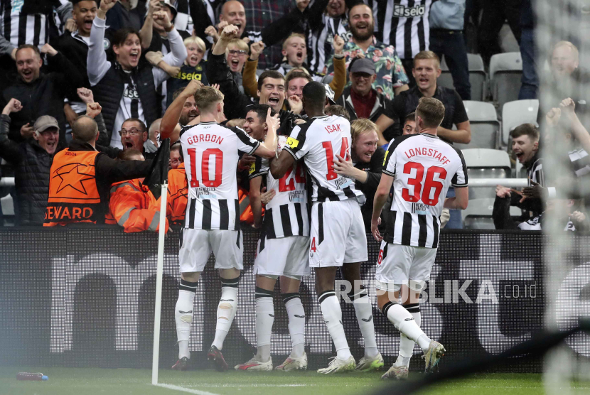 Para pemain Newcastle United melakukan selebrasi setelah mencetak gol. Foto: AP Photo/Scott Heppell