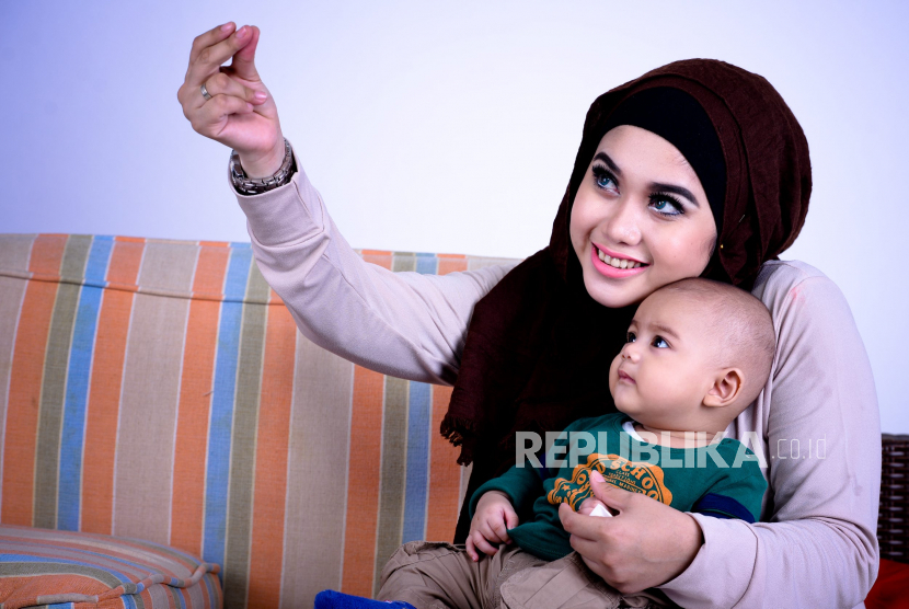 Ibu dan anak. Orang tua perlu memperhatikan kesehatan anak-anaknya agar mereka terhindar dari gagal ginjal akut. Foto: Republika