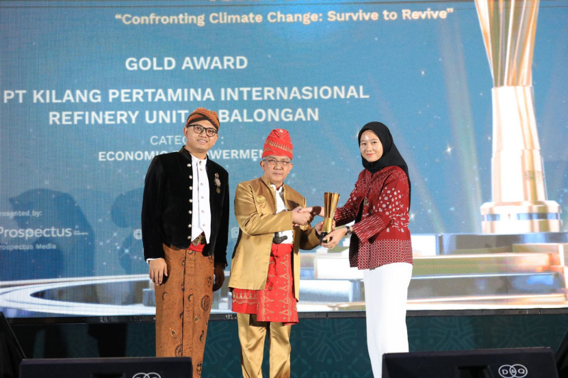 Pertamina RU VI Balongan, Kabupaten Indramayu menerima penghargaan untuk kepeduliannya terhadap pemuda desa melalui program CSR-nya. (Dok. Matapantura.republika.co.id)