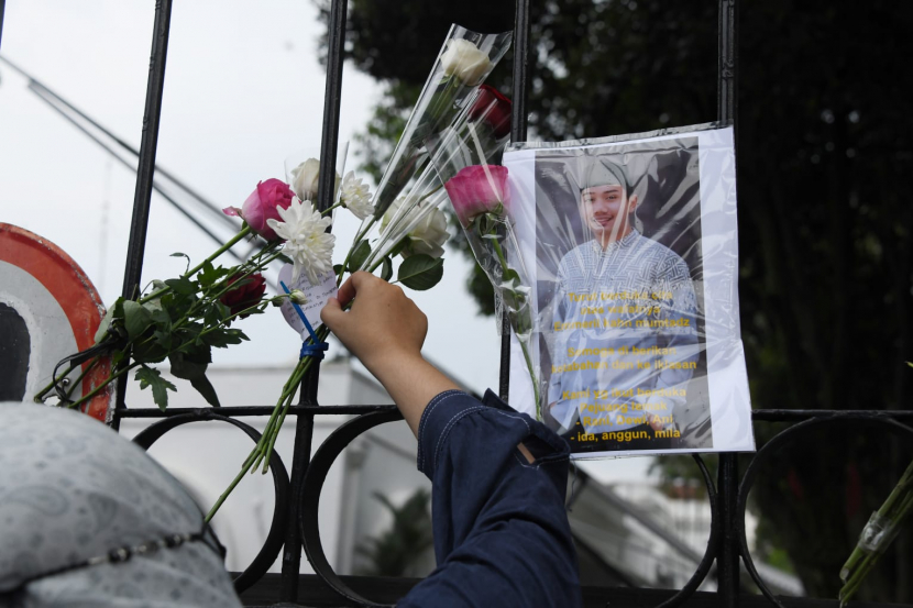 Masyarakat Bandung berduka dengan wafatnya Eril dan memberikan bunga di Pagar Rumah Dinas Ridwan Kamil