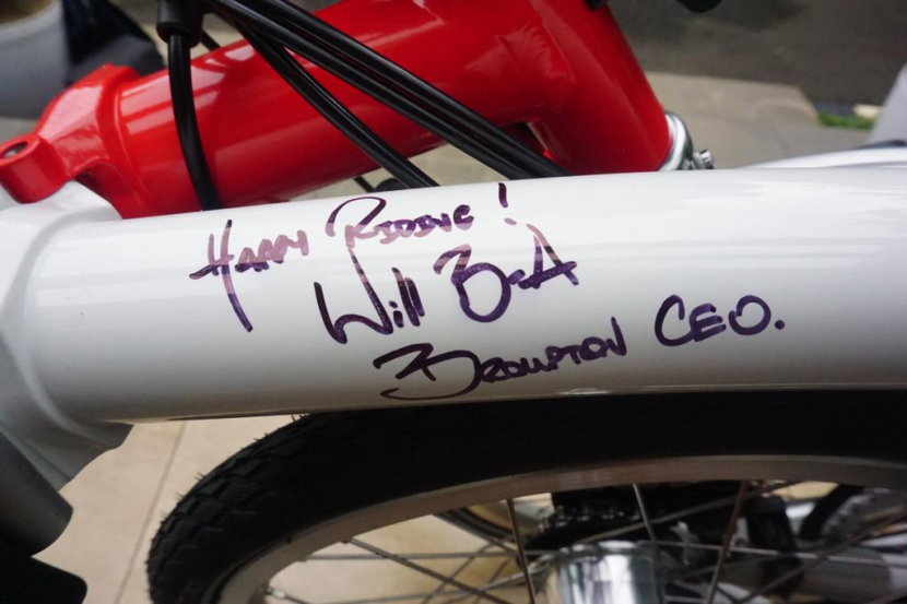 Sepeda Brompton khusus untuk IIC ini bertandatangan CEO Brompton Will Butler-Adams (Dok. IIC)