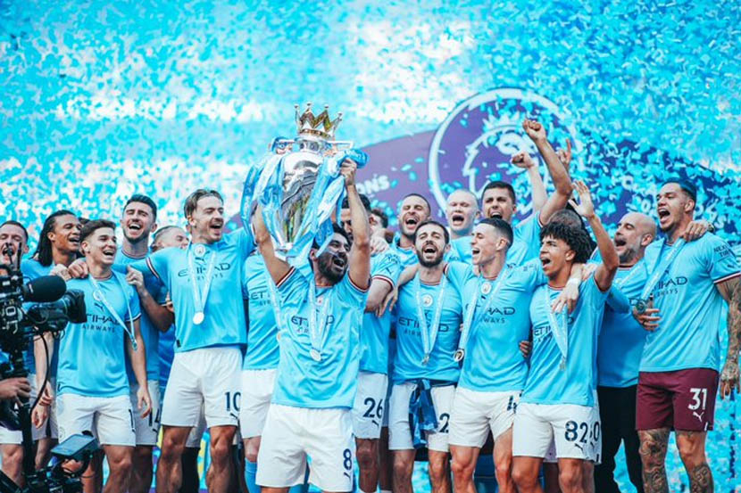 Manchester City angkat Trofi Juara Liga Inggris 2022/2023 di Etihad Stadium. 