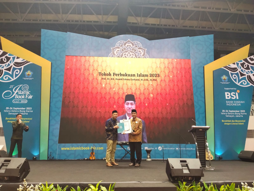 Ketua Ikapi DKI Hikmat Kurnia menyerahkan piagam penghargaan kepada pemenang Tokoh Perbukuan Islam 2023, Prof. Dr. Hamid Fahmy Zarkasyi.