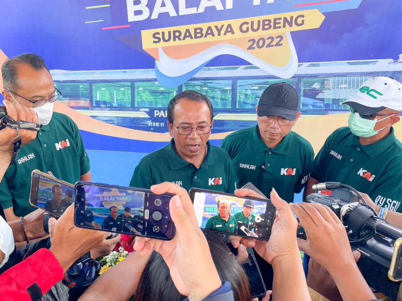 Direktur Pengelolaan Sarana PT Kereta Api Indonesia Eko Purwanto (kedua dari kiri) diwawancarai oleh media di Balai Yasa Surabaya Gubeng, Ahad (25/9).