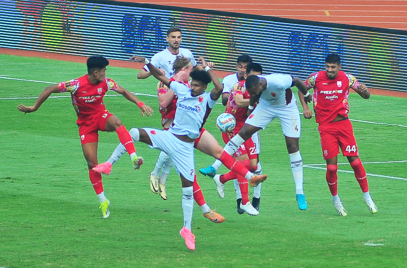 Tim PSM Makassar dan Persis Solo berebut bola di depan gawang PSM Makassar pada laga kedua matchday Piala Presiden 2024 antara Persis Solo melawan PSM Makassar di Stadion Si Jalak Harupat, Senin (22/7/2024).