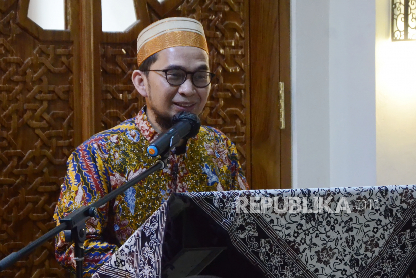 Ustadz Adi Hidayat (UAH). UAH menceritakan mencium wangi harum saat berziarah ke makam Mbah Moen di Pemakaman Ma'la, Mekkah.