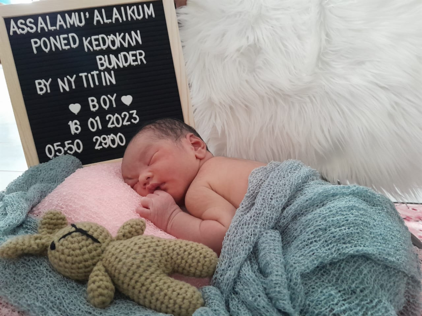 Bayi menjalani newborn photoshoot di Puskesmas Kedokan Bunder. (Istimewa)