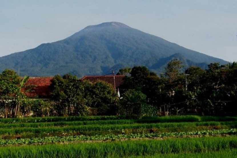 Gunung Ciremai merupakan gunung berapi tertinggi di Jabar. Gunung ini masih tergolong aktif. (Dok. Republika/Wikipedia)