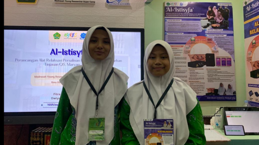 Fitria Aulia Hari Afia dan Dwiyanti Rizqi Amalinda, siswi Madrasah Aliyah Negeri (MAN) Insan Cendekia Pekalongan, Jawa Tengah, merancang alat relaksasi persalinan berbasis Internet of Things (IoT). Foto : pendis.kemenag.go.id