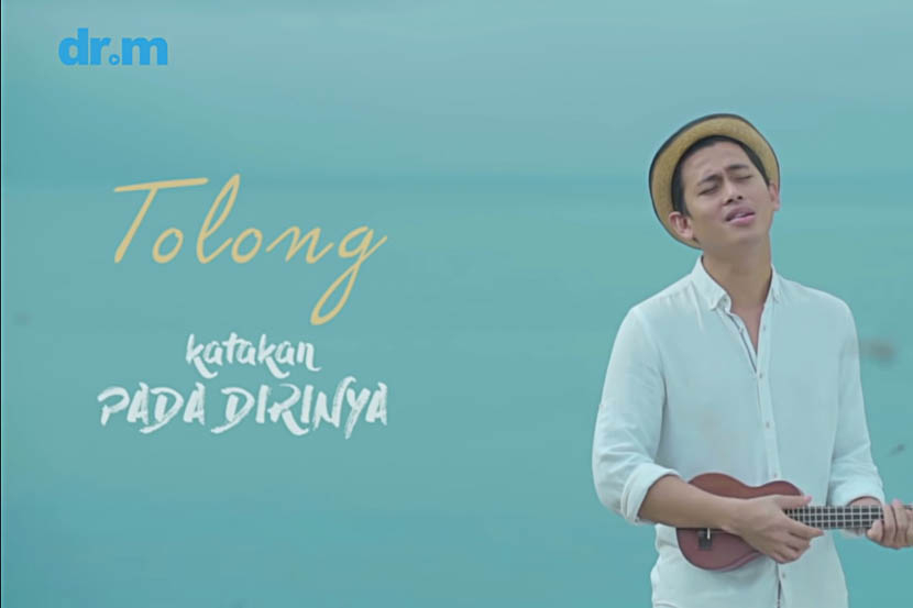 Budi Doremi dalam video lirik Tolong di kanal Youtube resmi Budi Doremi.