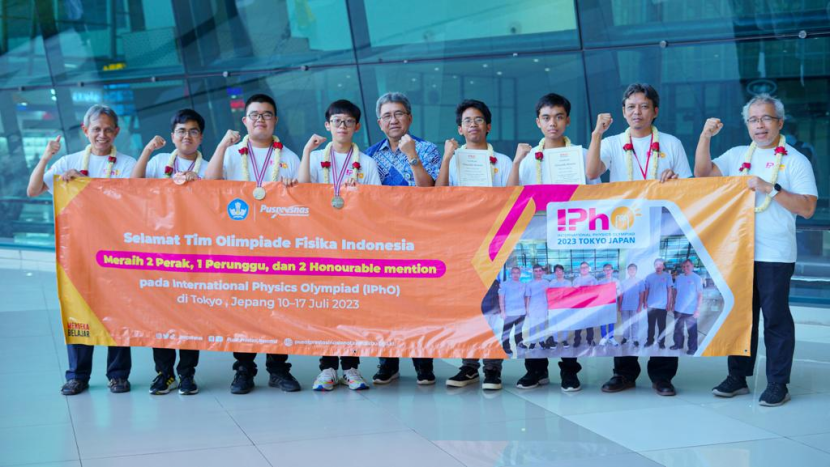 Tim Olimpiade Fisika Indonesia usai bertanding di Olimpiade Fisika Internasional atau International Physics Olympiad (IPhO) ke-53 di Tokyo, Jepang 10-17 Juli 2023.  Foto : puspresnas