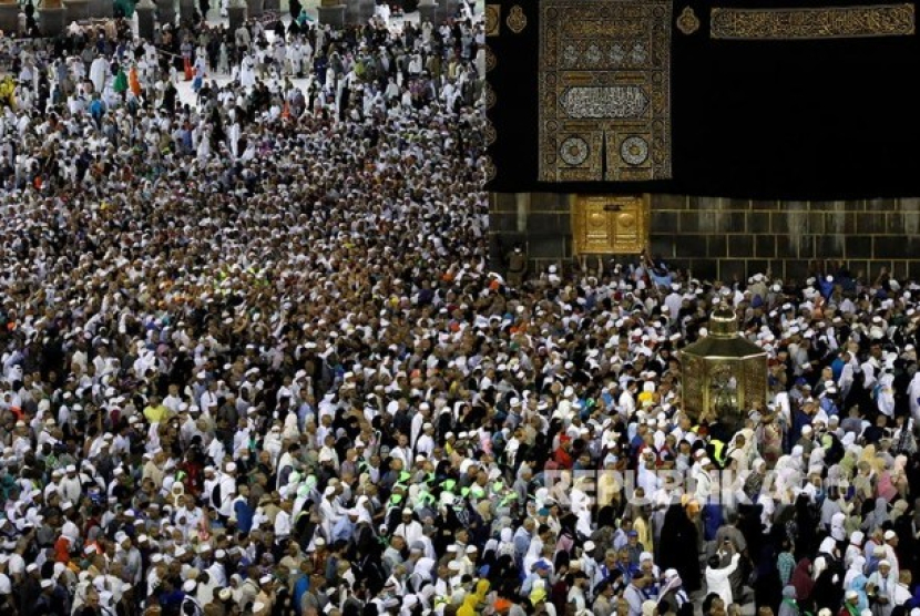 Jamaah Masjidil Haram bertawaf mengelilingi Kabah pada hari ketiga Tasyrik di Makkah. (Dok. Republika/Reuters)