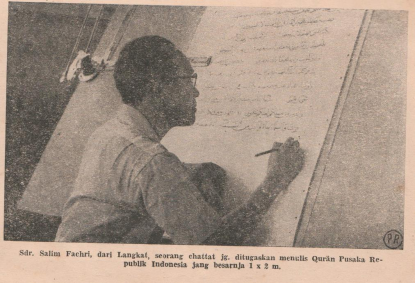 Profesor H. Salim Fachri yang menjadi guru besar Institut Agama sedang menulis pada kertas yang akan menjadi Quran Pusaka. Foto tangkapan layar dari buku Risalah Bangsal Penglaksanaan Quran Pusaka Republik Indonesia tahun 1952.