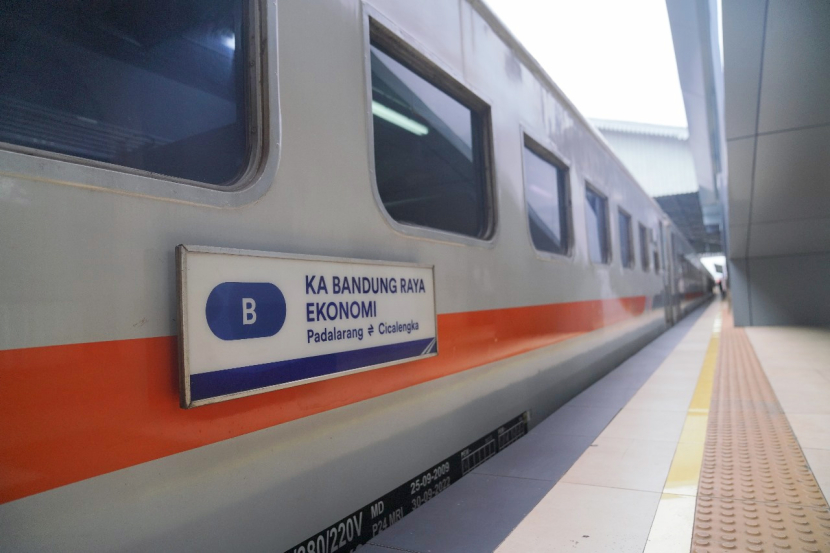 KA Commuter Line Bandung Raya menuju Cicalengka merupakan salah satu layanan Intermoda yang sudah ada di Stasiun Whoosh Padalarang. (Foto: Corporate Communication PT KCIC)