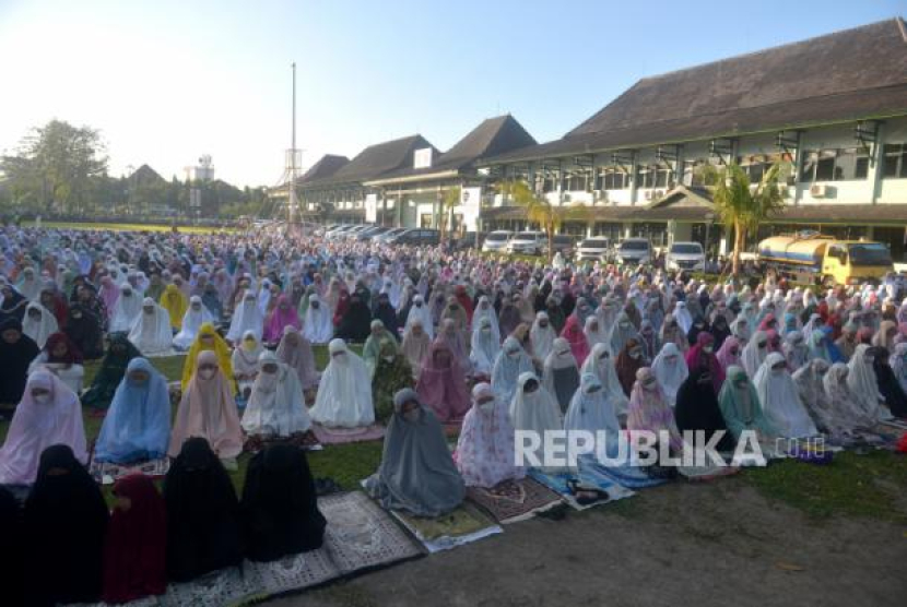 Umat Islam menunaikan shalat Idul Adha 1443 H di Masjid Pangeran Diponegoro, Kompleks Balai Kota Yogyakarta, Ahad (10/7/2022). Foto: Republika/Wihdan Hidayat