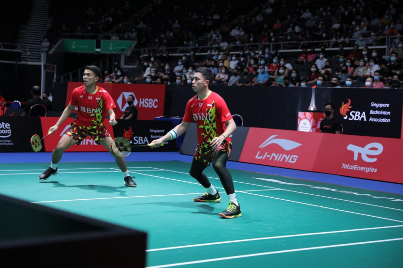 Pasangan ganda putra Indonesia, Fajar Alfian/Muhammad Rian Ardianto mengalahkan wakil Cina, Ren Xiang Yu/Tan Qiang di babak kedua Singapore Open 2022.