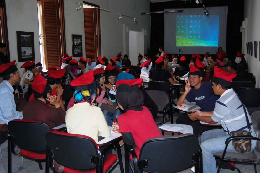 Mengenakan muts, mengikuti kegiatan Panitia Pembimbing Anggota 2009 Perhimpunan Mahasiswa Bandung (PMB) (foto: dokumentasi pmb).