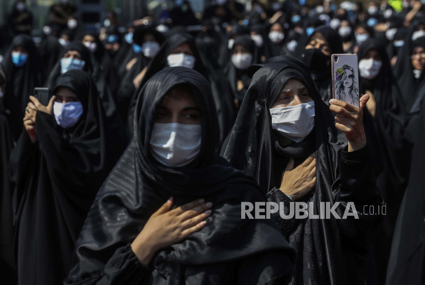 Muslimah merayakan Asyura di Iran. Penduduk Iran sangat menaruh hormat pada Salman Alfarisi. (AP Photo/Ebrahim Noroozi)