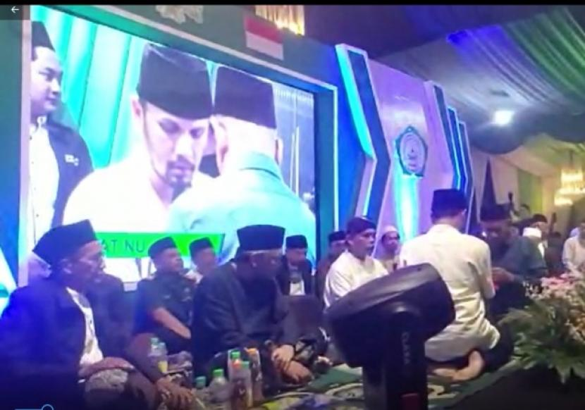 Ustadz Hanan Attaki dibaiat menjadi warga NU.