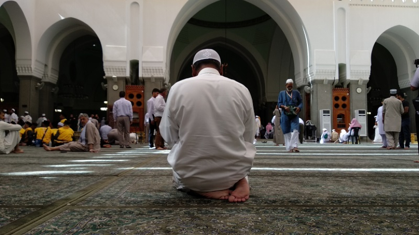 Jamaah melaksanakan shalat di Masjid Quba di Madinah. (Fitriyan Zamzami/Republika)